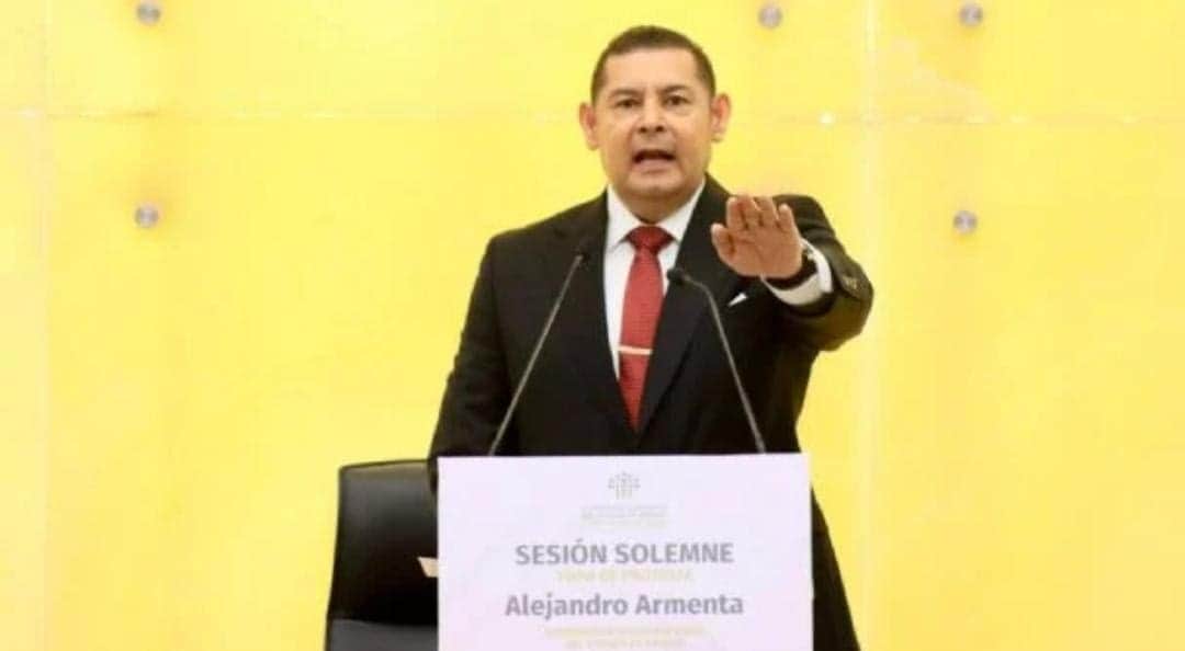 Gobernador de Puebla niega nepotismo tras haberle dado cargo honorario a su hijo