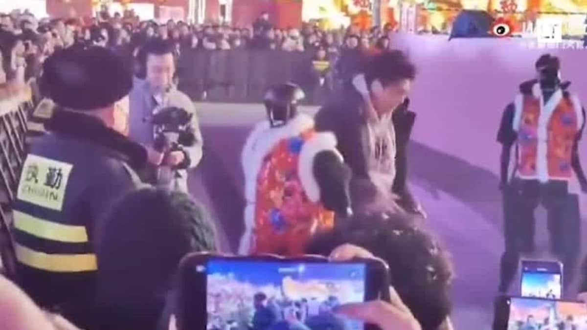 VIDEO: Robot con inteligencia artificial perdió el control y atacó a personas en un festival de China