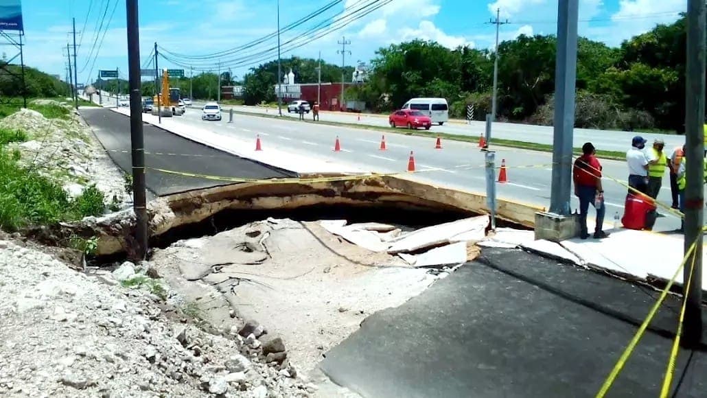 Sin solución definitiva el socavón de la carretera federal 307, en Playa del Carmen