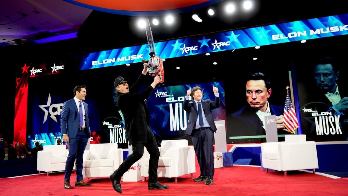 Video: Javier Milei se reúne con su amigo Elon Musk y le regala una motosierra