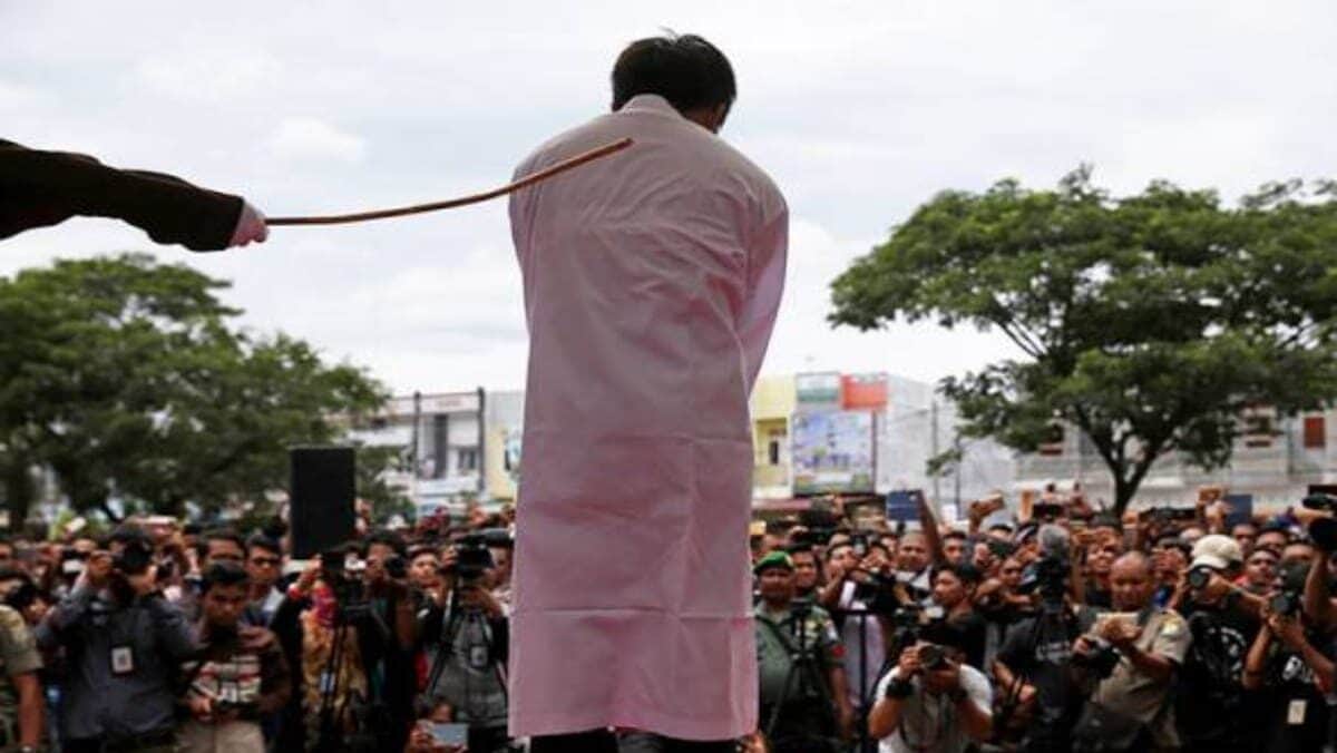 Video: Condenan a recibir 165 bastonazos a dos hombres por mantener relaciones sexuales en Indonesia