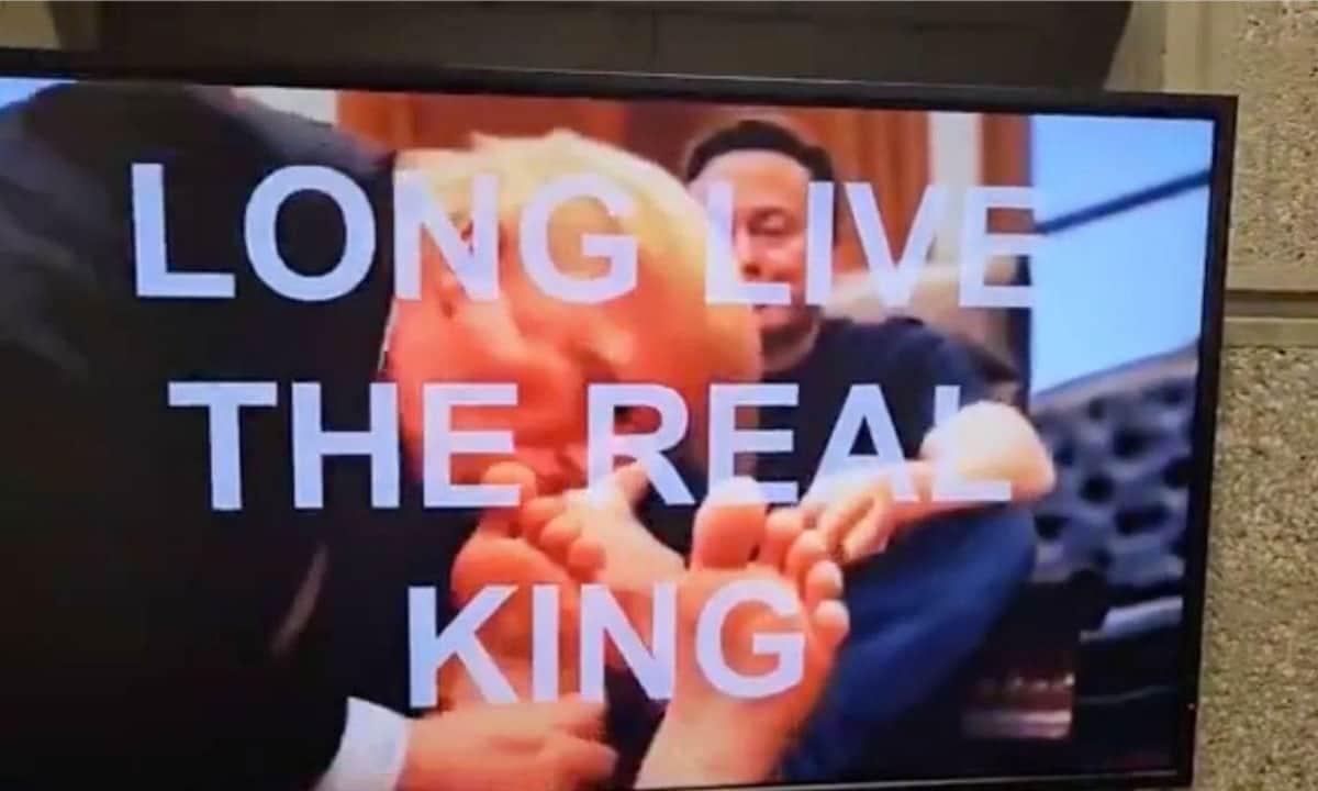 VIDEO: Hackean pantallas en oficina de gobierno de Estados Unidos y "exhiben" video de IA de Donald Trump besando los pies de Elon Musk