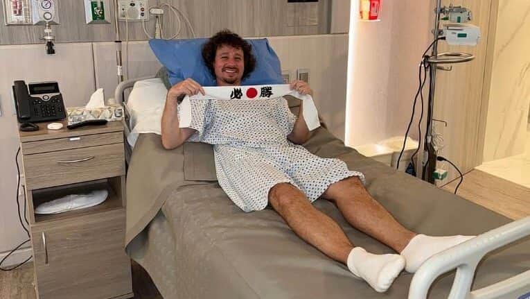 Video: Luisito Comunica revela que no puede caminar tras cirugía en la espalda