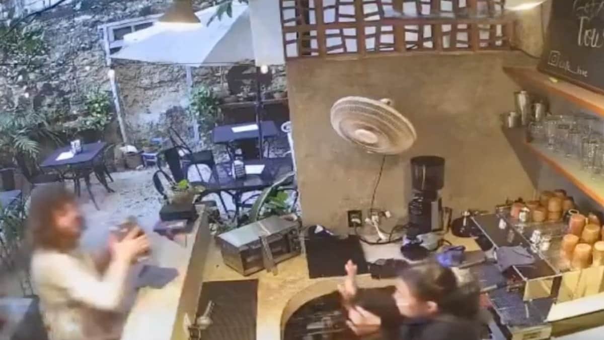 VIDEO: Extranjero destroza una cafetería en Mérida y amenaza a encargada por la música