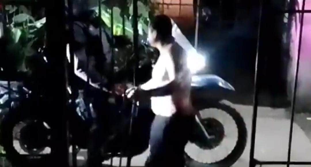 Video: Graban a policía de Cancún recibiendo dinero; autoridades prometen investigación