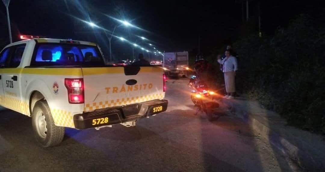 Muere un hombre y una mujer se lesionó tras fuerte accidente de motocicleta en Cancún