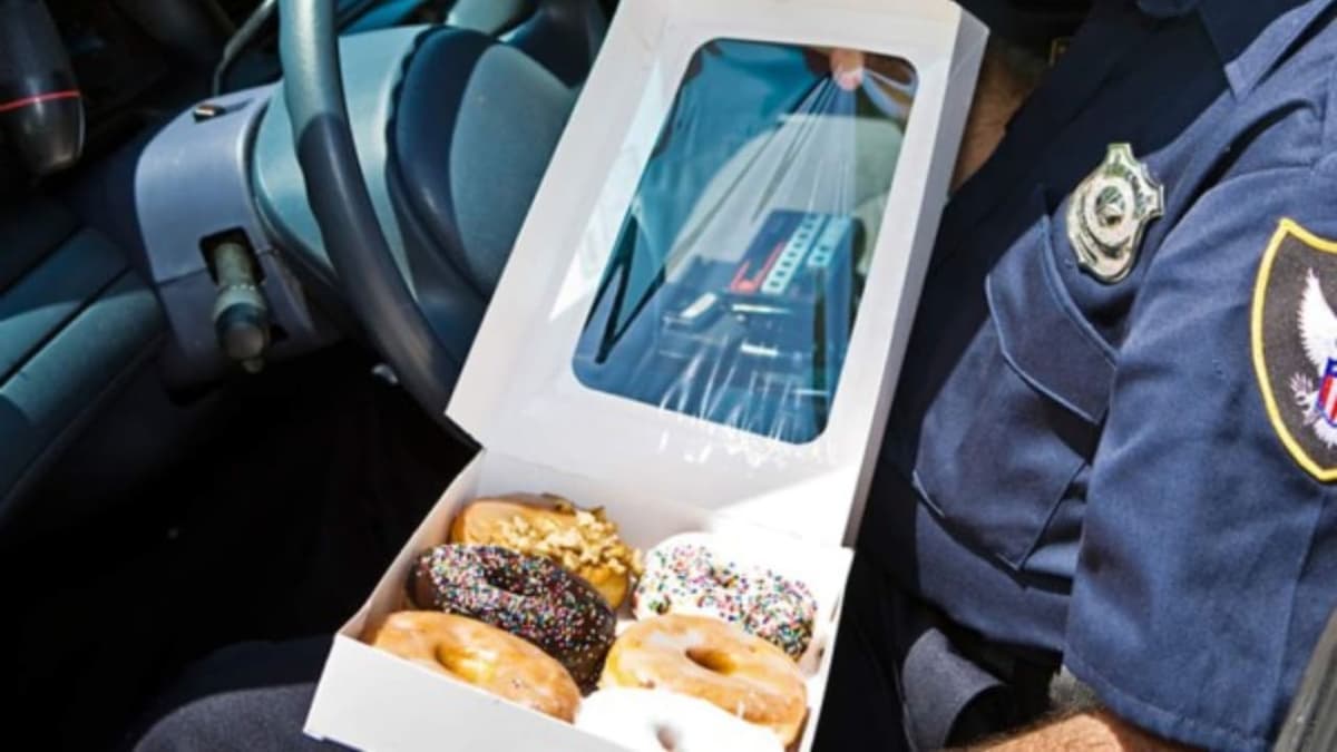 Niño llama al 911 por una emergencia de donas: Policías se las llevan al día siguiente