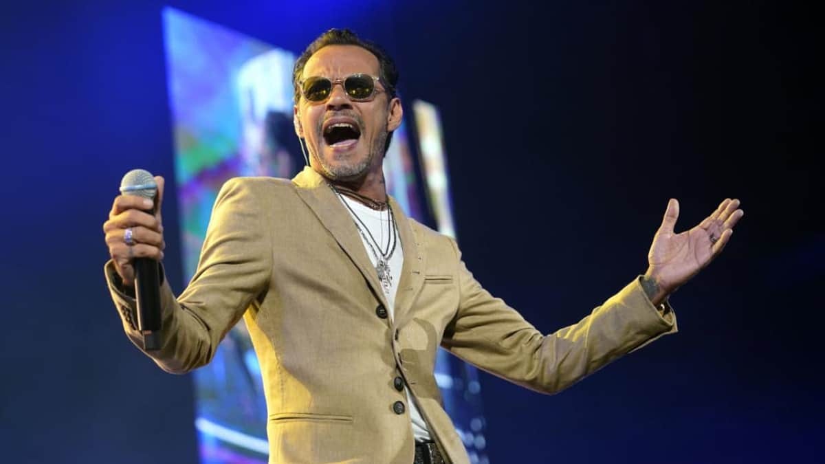 Video: Marc Anthony reacciona tras recibir un botellazo durante un concierto en Colombia