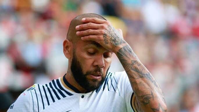 Pumas demanda ante la FIFA a Dani Alves por incumplimiento de contrato