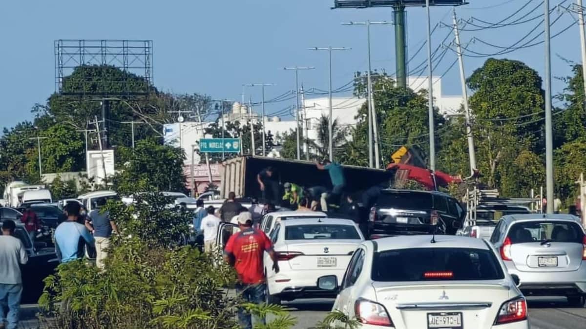 Video: Chofer pierde el control e impacta varios vehículos en Puerto Morelos; hay fallecidos y lesionados
