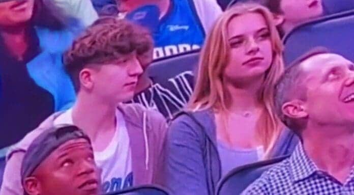 Video: Joven intenta besar a su amiga en la Kiss Cam y lo rechazan frente a todo el estadio