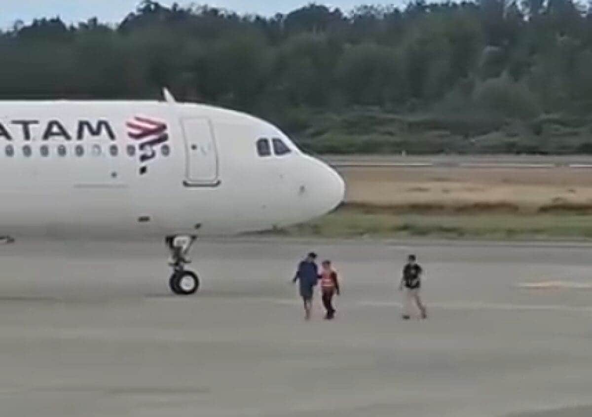 VIDEO: Joven pierde su vuelo en Chile e intenta detener el avión en la pista de aterrizaje