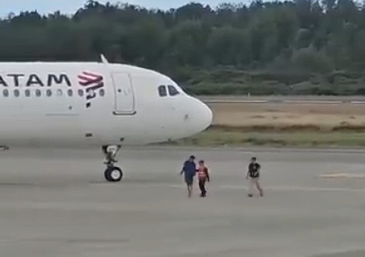 VIDEO: Joven pierde su vuelo en Chile e intenta detener el avión en la pista de aterrizaje