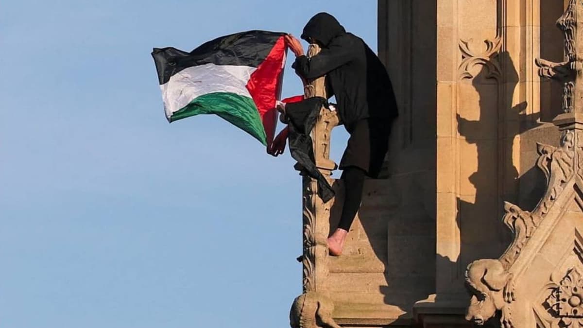 Video: Hombre escala descalzo y con una bandera de Palestina el Big Ben en Londres