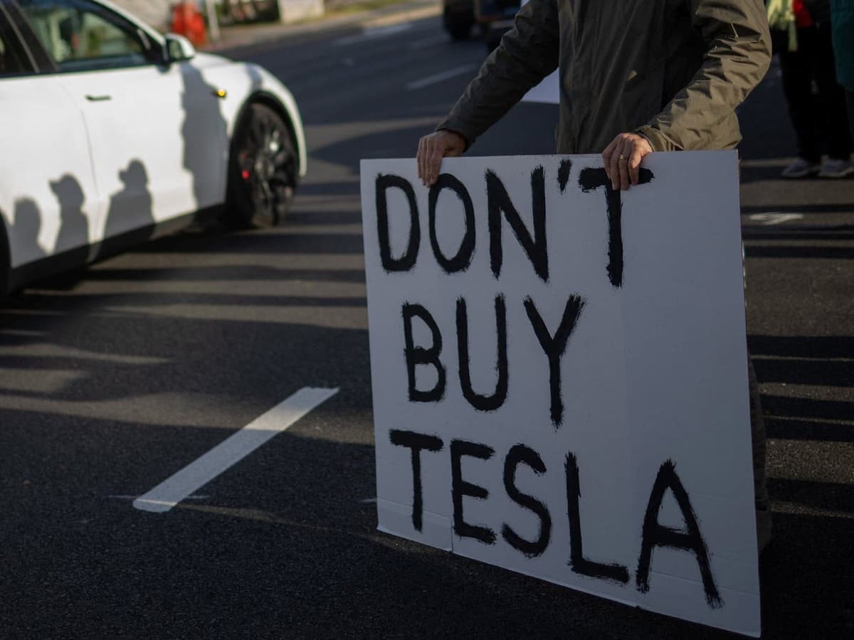 VIDEO: Atacan concesionario de Tesla en Manhattan en medio de protestas contra Elon Musk