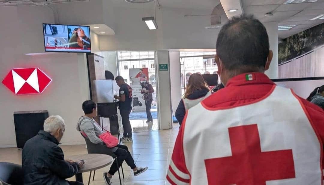 HSBC obliga a adulta mayor a ir en camilla a una sucursal de San Luis Potosí
