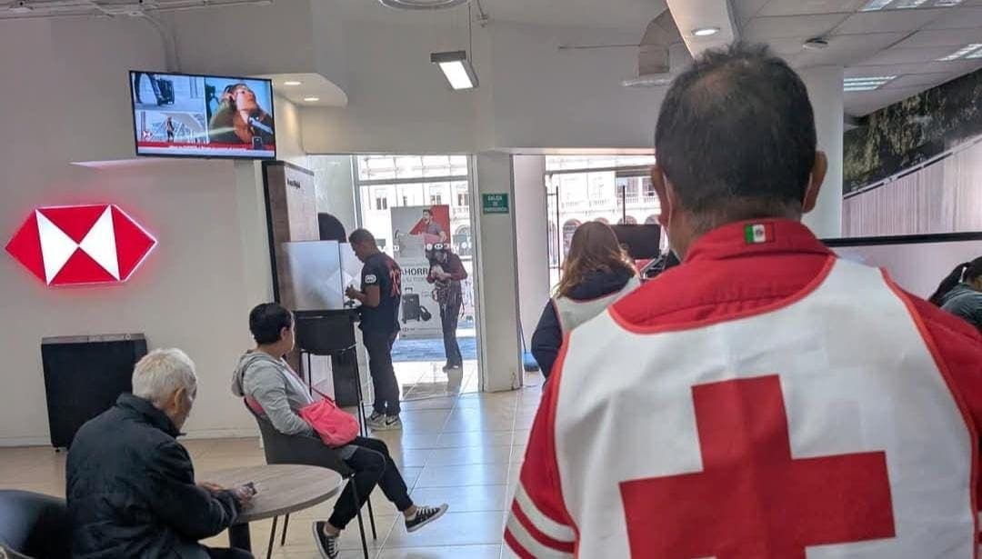 HSBC obliga a adulta mayor a ir en camilla a una sucursal de San Luis Potosí