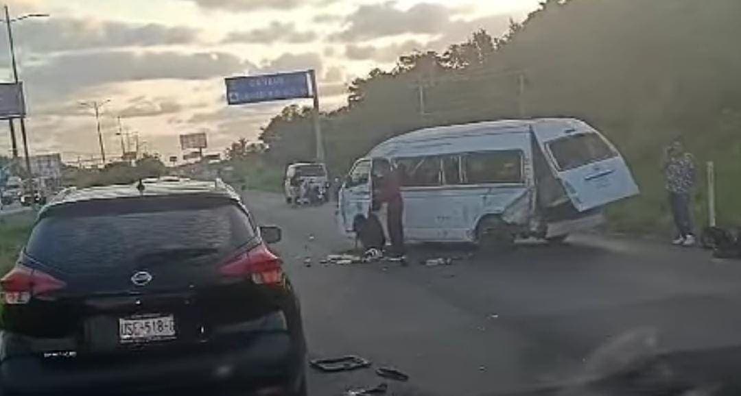 Video: Se registra nuevo accidente de van de la ruta Playa del Carmen-Puerto Morelos; hay varios heridos