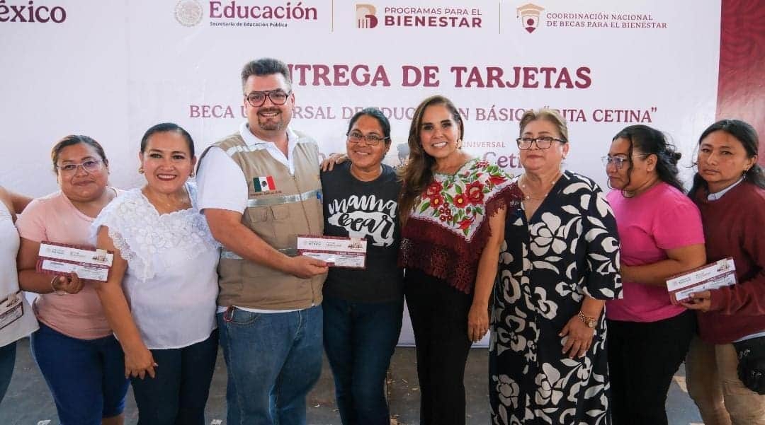 Entrega Mara Lezama tarjetas de becas "Rita Cetina" a estudiantes de secundaria de Quintana Roo