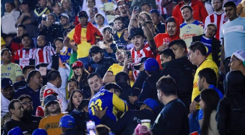 Agreden a periodista con un cuchillo tras la goleada de América a Chivas; termina en el hospital