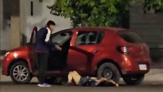 Video: Mujer arma tremendo "berrinche" a su pareja y se tira al piso en plana calle