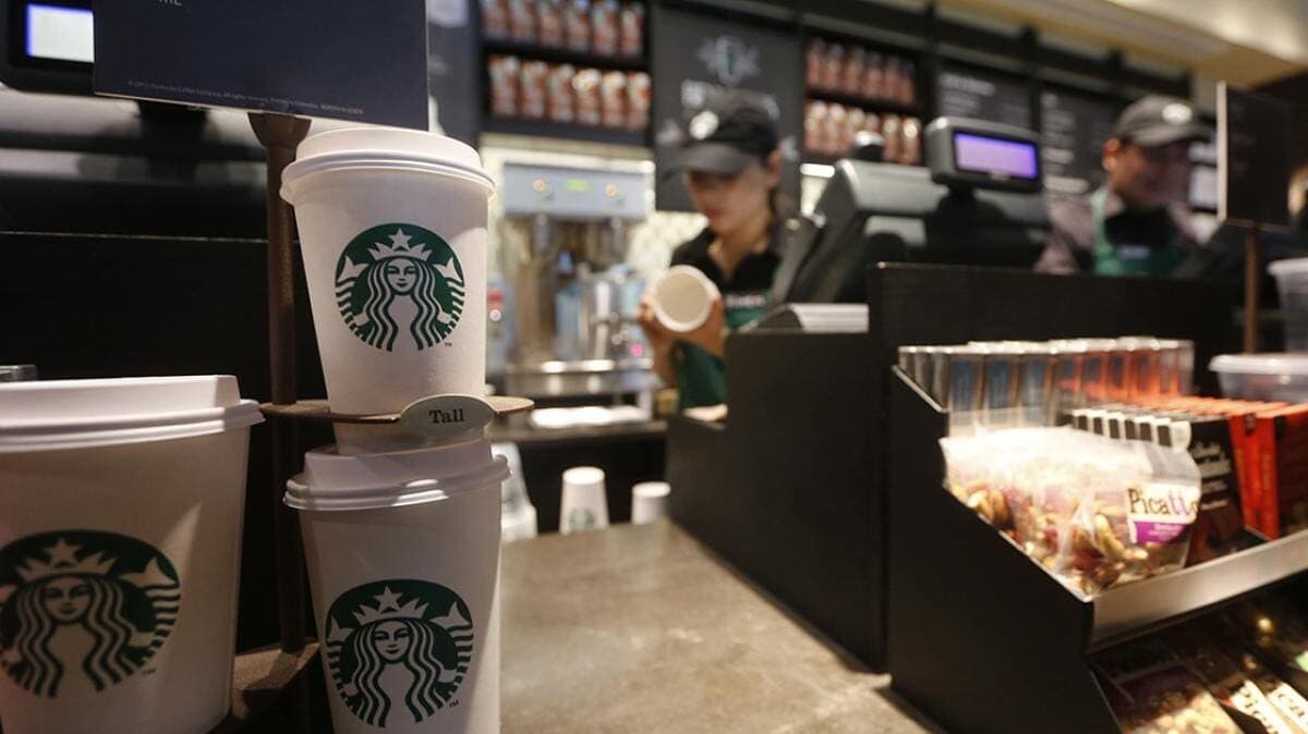 Repartidor se quema sus partes privadas con té caliente y Starbucks lo indemnizará con 50 mdd