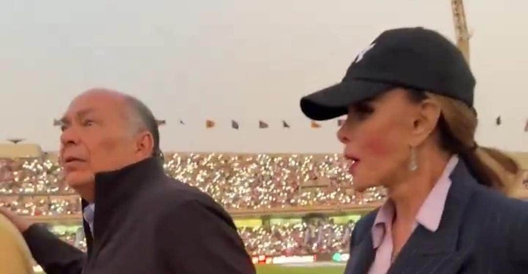 Video: Captan a papá de "Checo" Pérez y a Lucía Méndez tomados de la mano en partido de Pumas