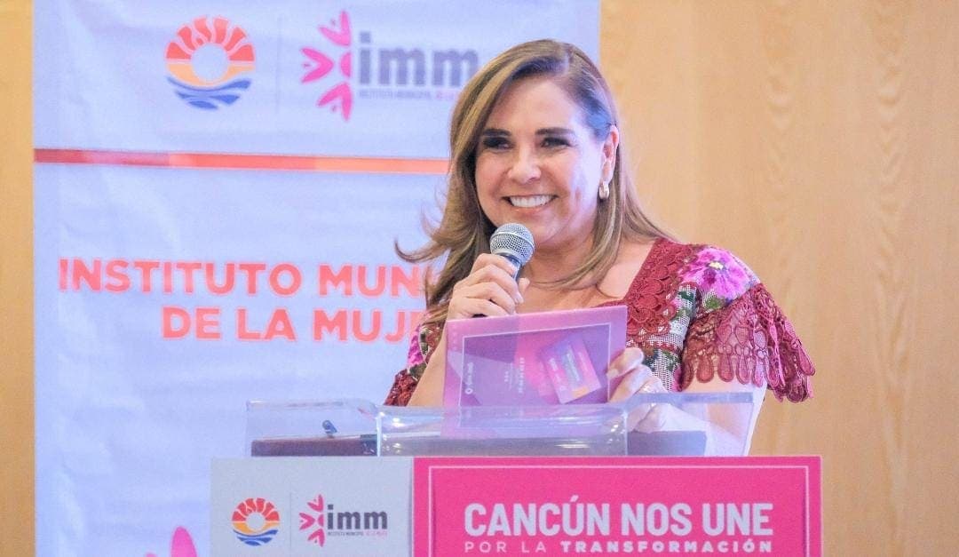 Entrega Mara Lezama tarjetas "Ellas Facturan" en Cancún a mujeres emprendedoras