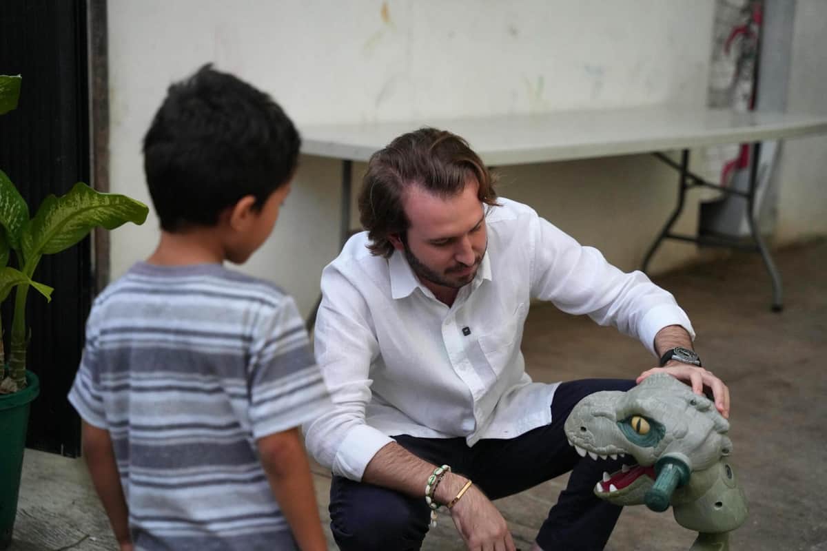 Fernando Muñoz entrega apoyos que ‘transforman’ vidas en Playa del Carmen