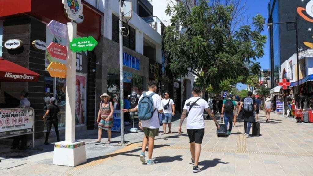 Con equipamiento urbano y vistosa señalética, Estefanía Mercado le cambia el rostro a la Quinta Avenida