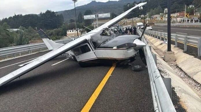Video: Avioneta aterriza de emergencia en carretera Real del Monte-Huasca, Hidalgo