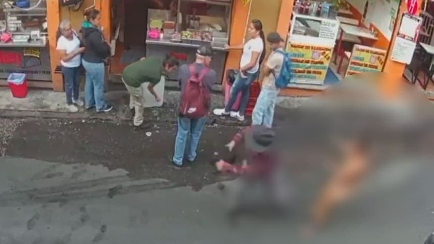 Video: Le roban su bolso y persigue desnuda al ladrón en pleno centro de Cuernavaca