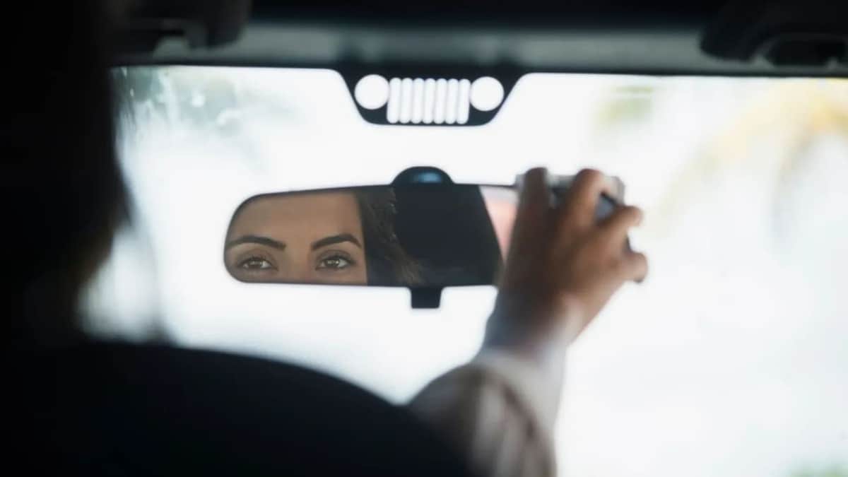 Video: Chica descubre la infidelidad de su novio por un detalle en el espejo del carro