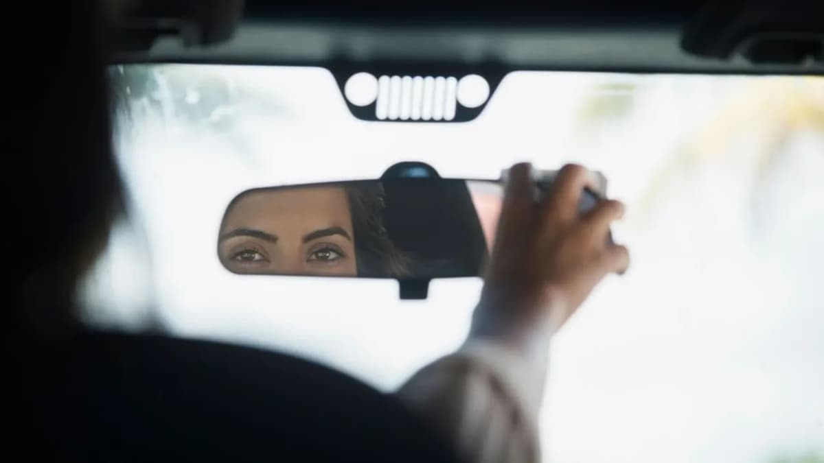 Video: Chica descubre la infidelidad de su novio por un detalle en el espejo del carro