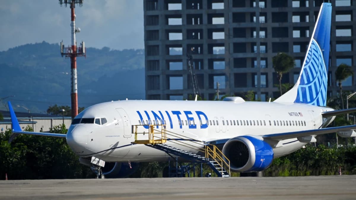 Piloto de United Airlines saca a la fuerza del baño a un pasajero judío, ahora la aerolínea enfrenta una demanda