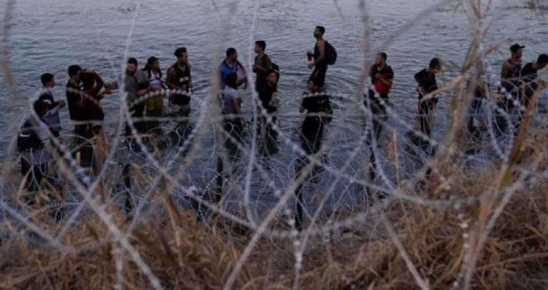 Estados Unidos sugiere a migrantes que se autodeporten o serán tratados con rudeza