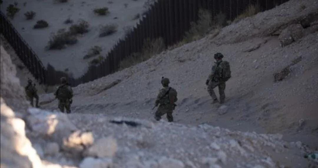 Militares de Estados Unidos patrullan la frontera con México a bordo de equipos tácticos