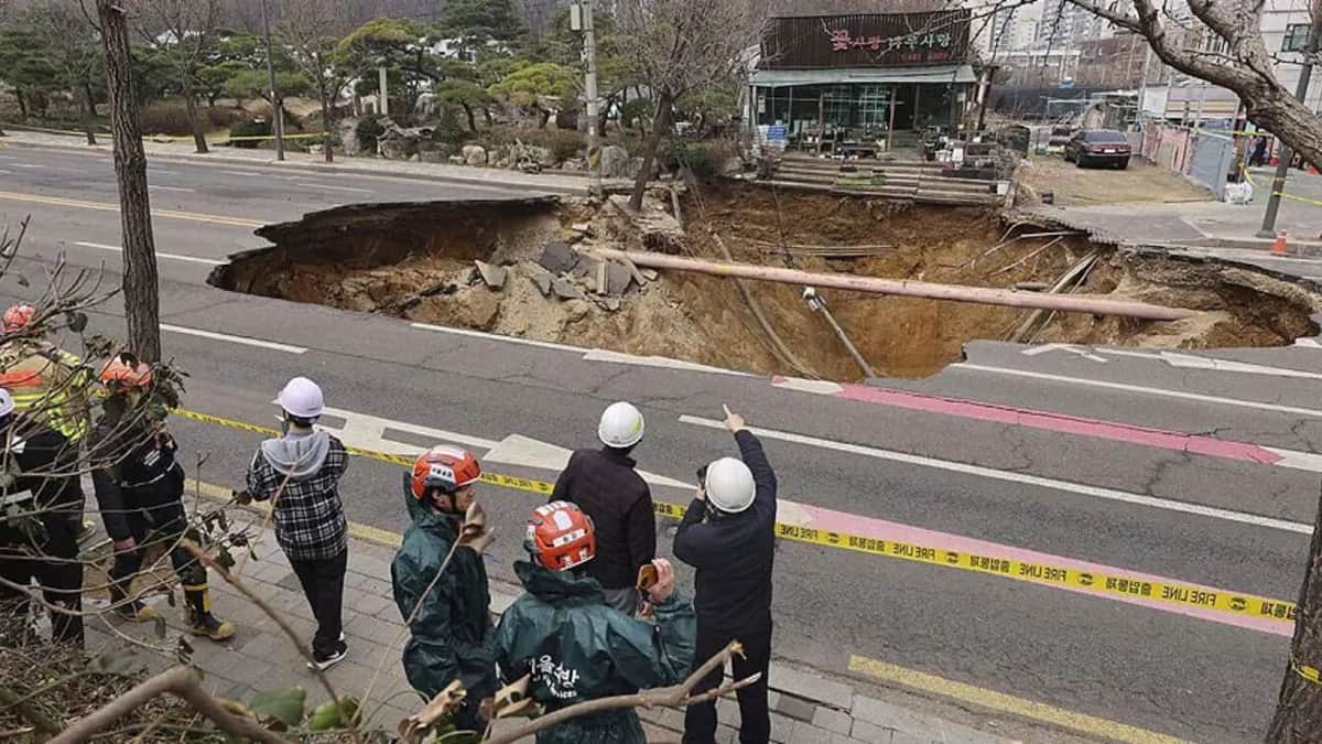 Video: Motociclista es encontrado muerto después de caer en un socavón gigante en Seúl