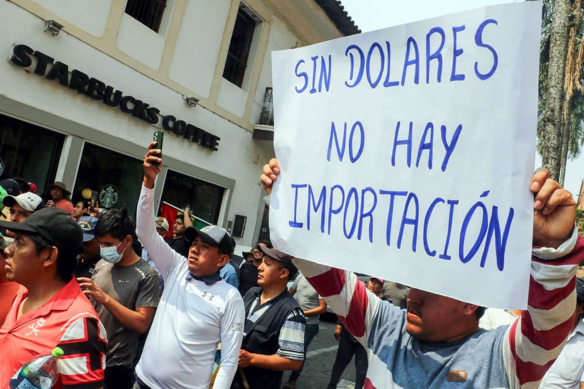VIDEO: Persisten protestas por escasez de dólares y combustible en Bolivia
