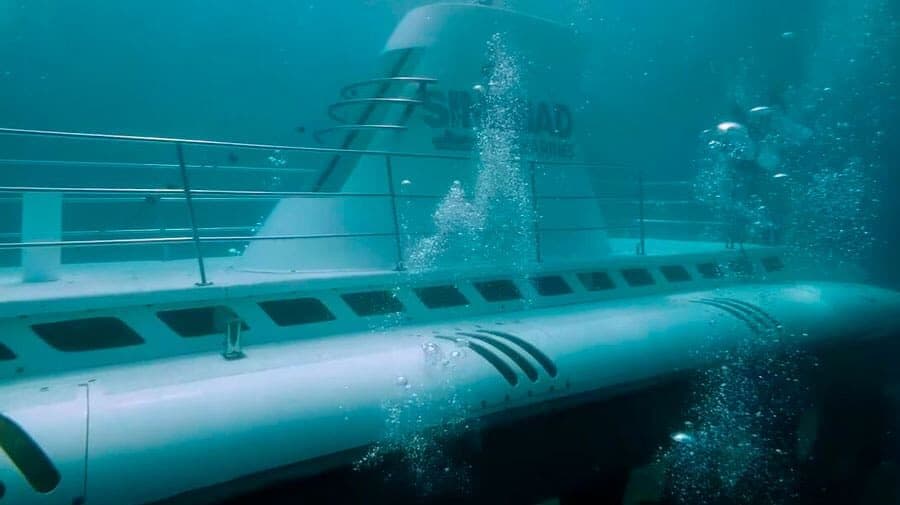 Mueren al menos seis personas tras accidente de un submarino lleno de turistas en Egipto