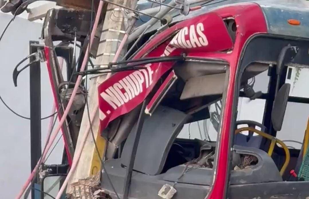 Video: Reportan tres lesionados tras choque de un camión de ruta 44 contra poste en Cancún