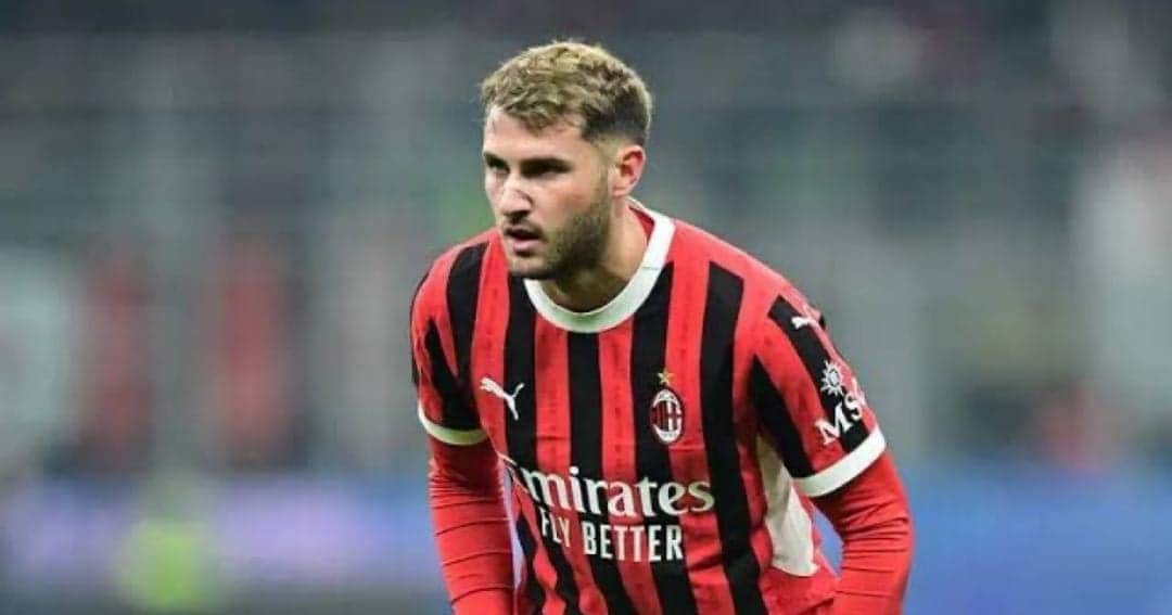 Video: Mexicano Santiago Giménez falla un penal en la derrota del Milan ante el Napoli en Italia