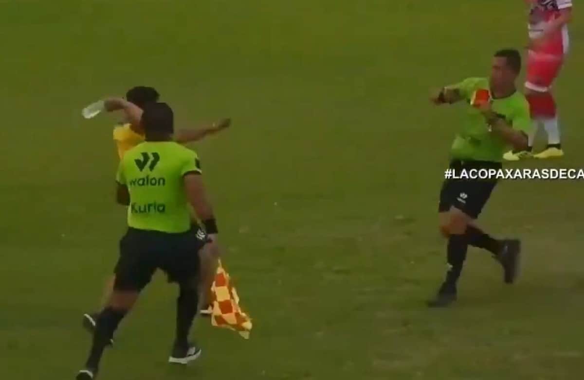 VIDEO: Árbitro patea a asistente técnico que lo quiso agredir durante partido de futbol en Perú