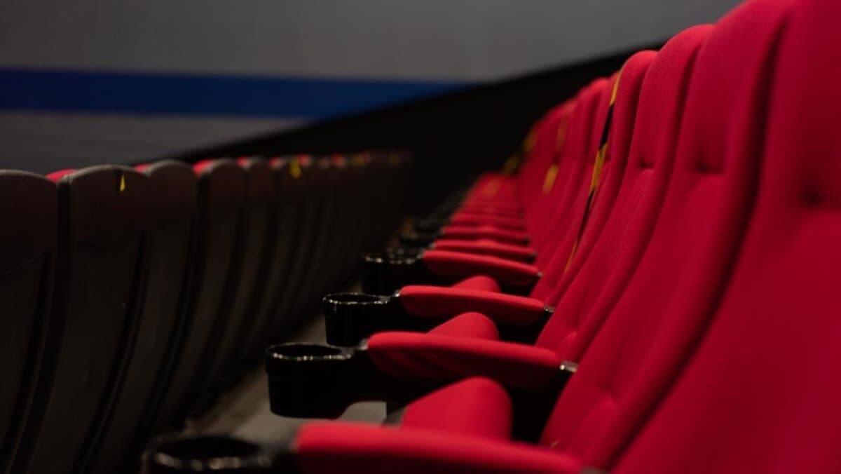 Video: Mujer llora porque no cupo en los asientos del cine; denunció "gordofobia"