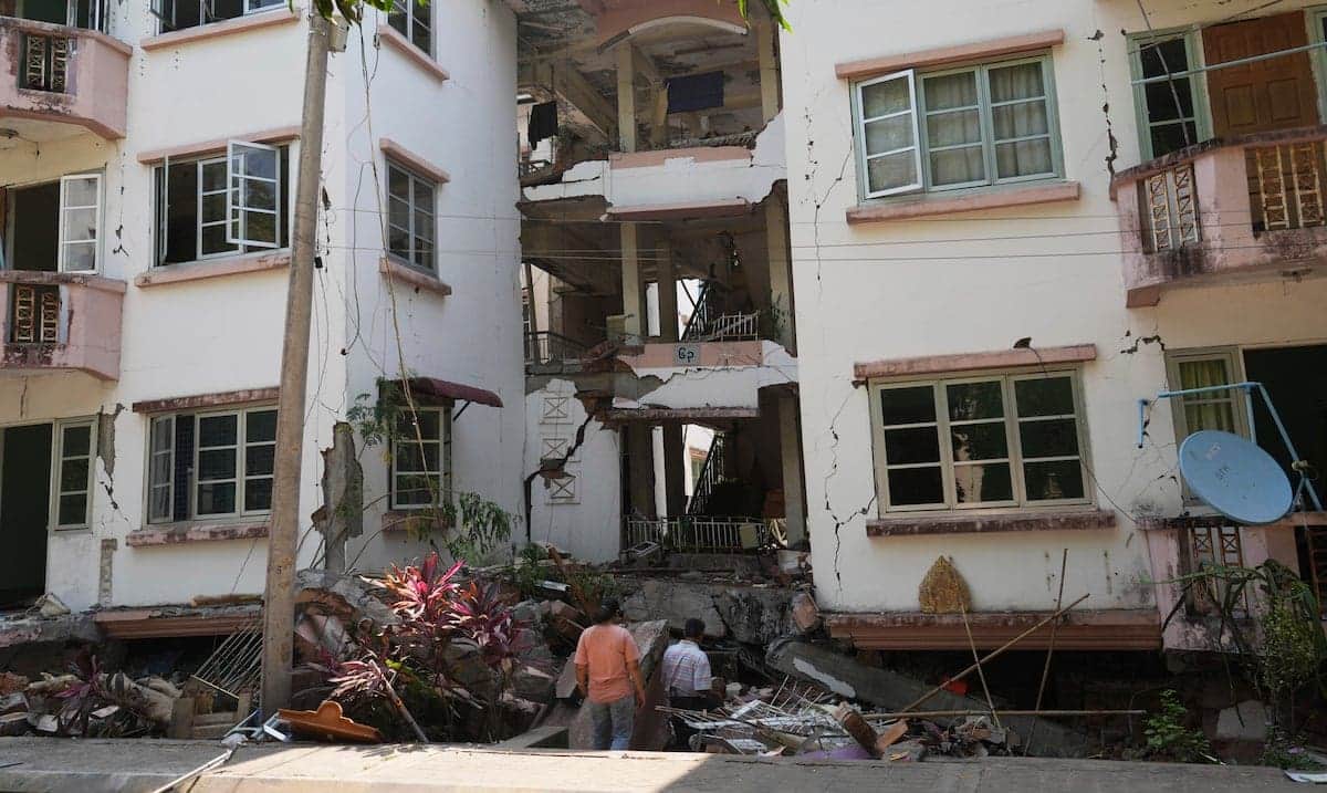 Rescatan con vida a un hombre tras permanecer casi cinco días bajo los escombros en Myanmar