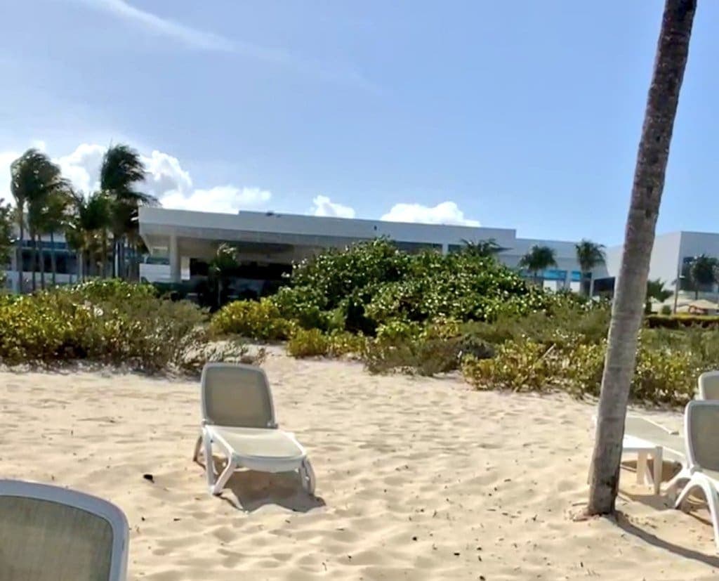 Desarticulan banda de narcomenudeo en hotel Riu Costa de Isla Mujeres; un presunto delincuente abatido y otro detenido