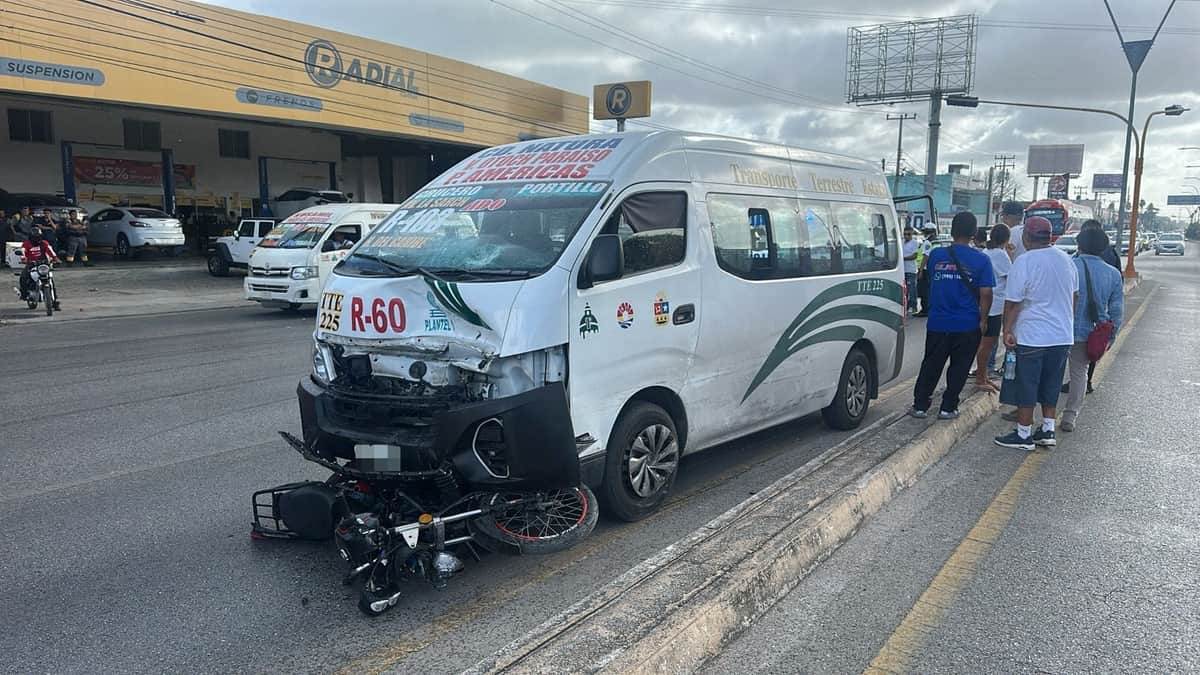 Chofer de combi atropella a motociclista en Cancún y camioneta vuelca sobre el bulevar Colosio