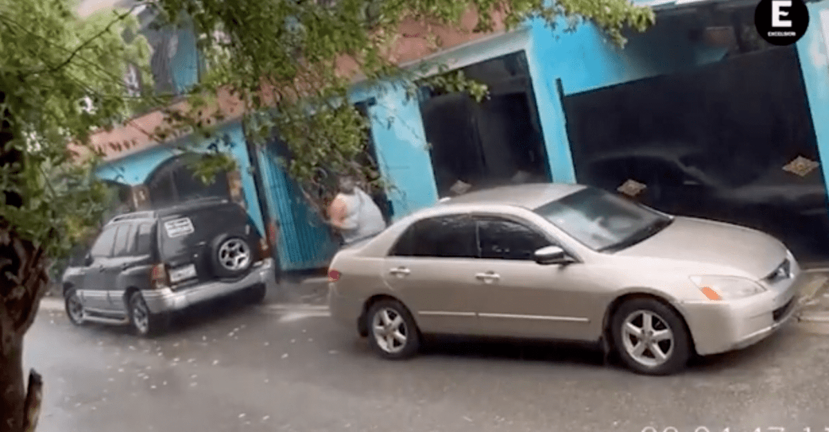 VIDEO: Hombre es impactado por un rayo mientras se bañaba en la lluvia