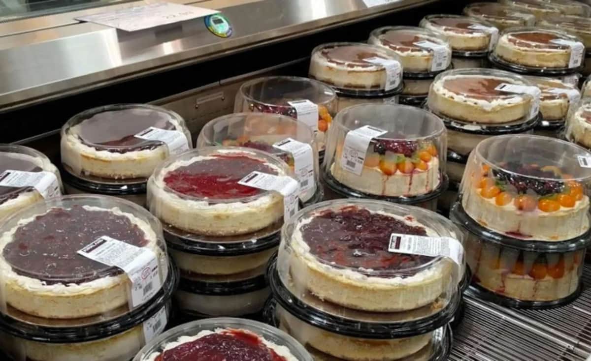 Video: Mujer intenta regresar pastel a la mitad y una semana después de comprarlo en Coahuila