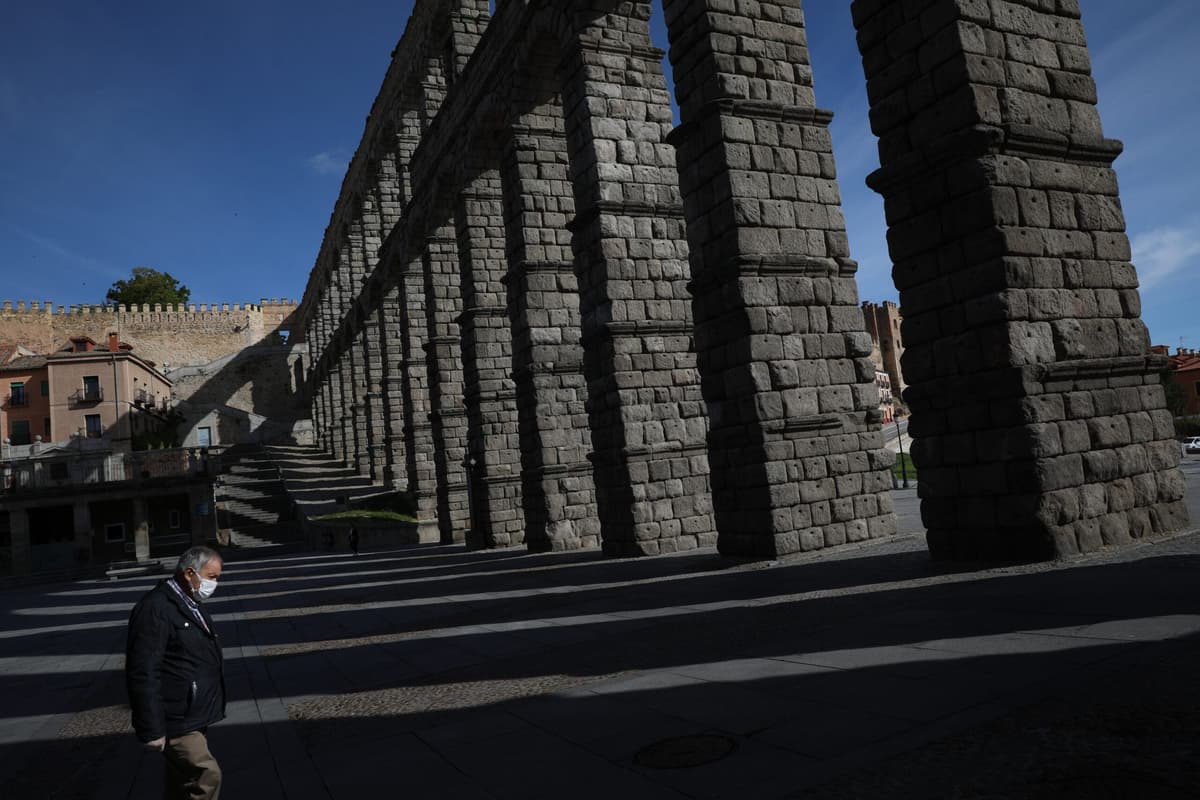 Muere turista tras perder el equilibrio y caer del acueducto de Segovia, España